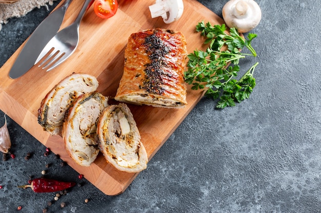 Draufsicht auf geschnittene Schweinebratenroulade - Porchetta, köstlicher Schweinebraten der italienischen kulinarischen Feiertagstradition auf einem Steinhintergrund, Nahaufnahme, Flatlay, Kopierraum