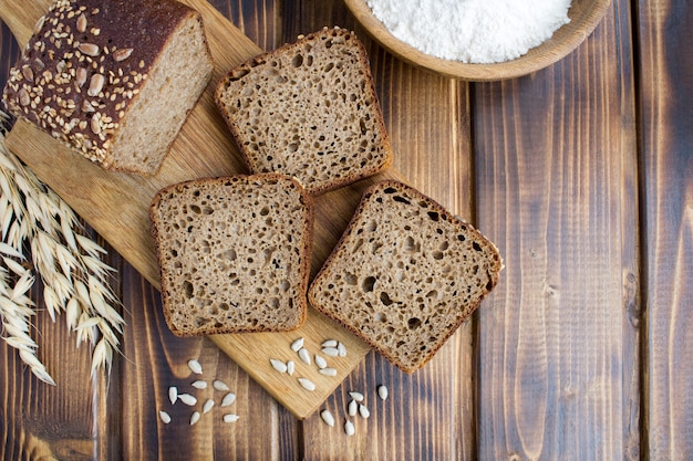 Draufsicht auf geschnittenes hausgemachtes Brot auf dem Schneidebrett