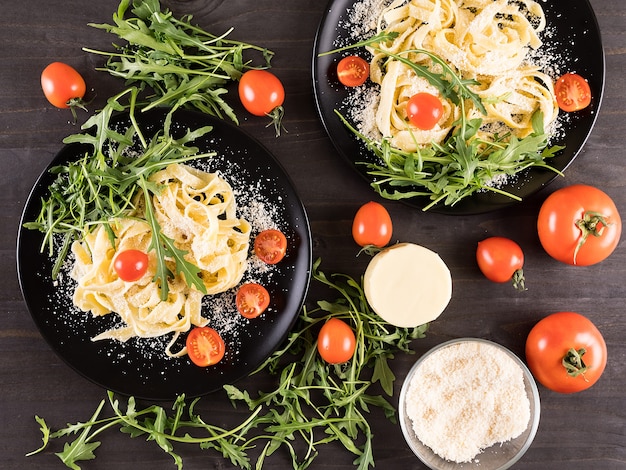 Draufsicht auf gesunde leckere Pasta auf Holztisch