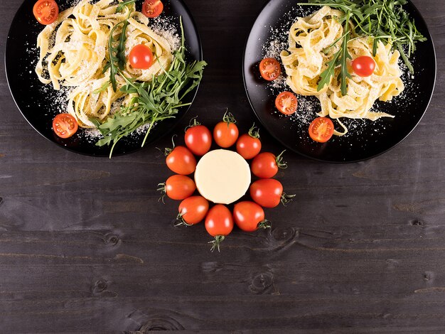 Draufsicht auf gesunde leckere Pasta auf Holztisch