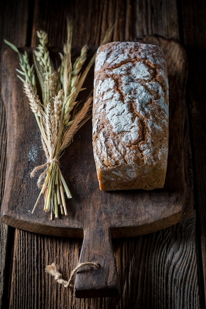 Draufsicht auf gesundes Brot mit Körnern