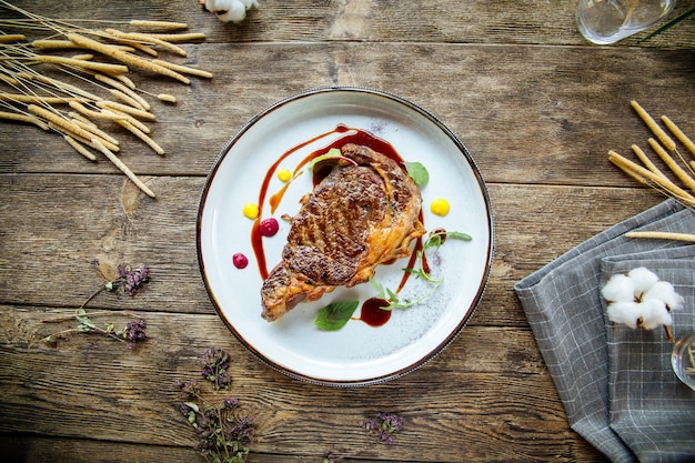 Draufsicht auf Gourmet gegrilltes Hammelsteak