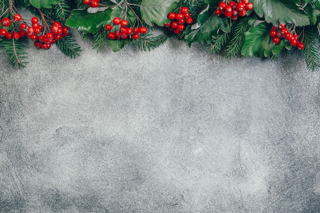 Draufsicht auf grauem Hintergrund mit Zweigen eines Weihnachtsbaumes