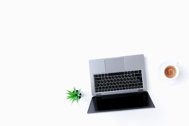Draufsicht auf graues isoliertes Laptop-Notebook, Tasse Espresso, Blumentopf auf weißem Hintergrund