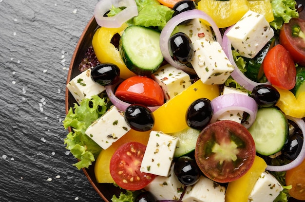 Draufsicht auf griechischen Salat des mediterranen Diätgerichts auf Schiefertablett