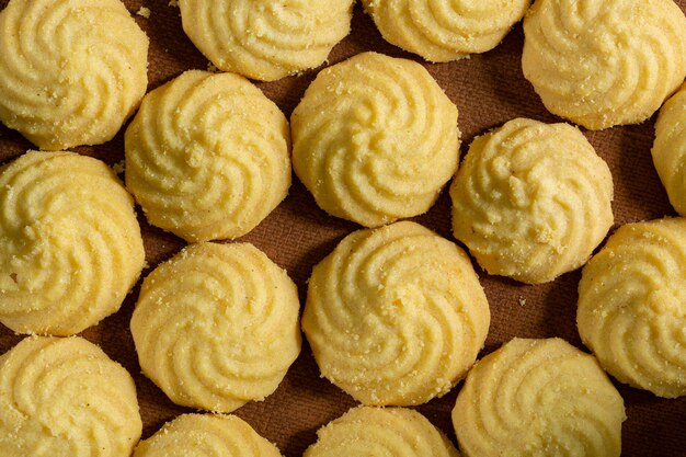 Draufsicht auf hausgemachte Snickerdoodle-Kekse mit fehlendem Biss