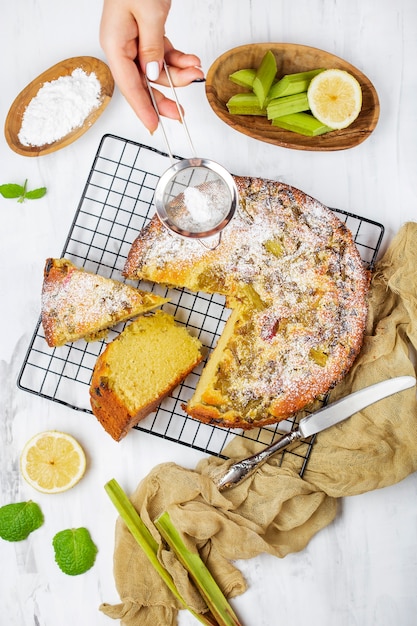 Draufsicht auf hausgemachten Zitronenkuchen mit Rhabarber