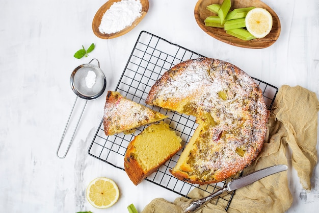 Draufsicht auf hausgemachten Zitronenkuchen mit Rhabarber