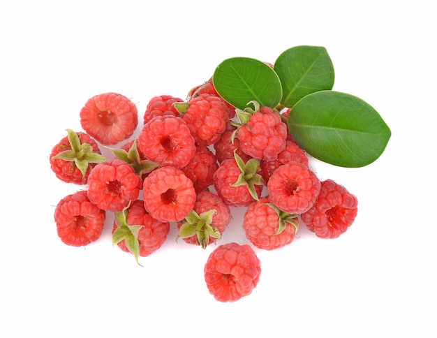 Draufsicht auf Himbeeren mit grünem Blatt auf weißem Hintergrund