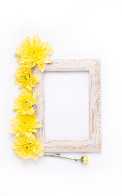 Draufsicht auf Holzrahmen mit gelben Blumen