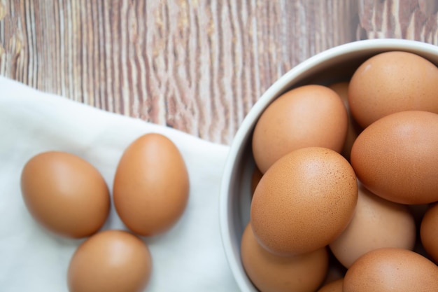 Draufsicht auf Hühnereier Drei Eier auf Stoff sind auf dem Tisch und in Holzplatte