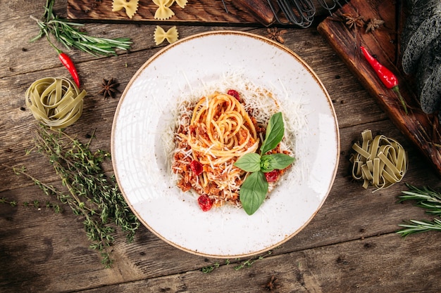 Draufsicht auf italienische Bolognese-Spaghetti mit Hackfleisch