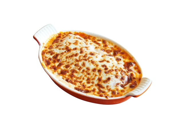 Draufsicht auf italienische Lasagne in Pfanne, isoliert auf weiss mit Beschneidungspfad