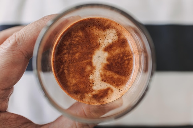 Draufsicht auf Kaffee auf Milch mit Crema