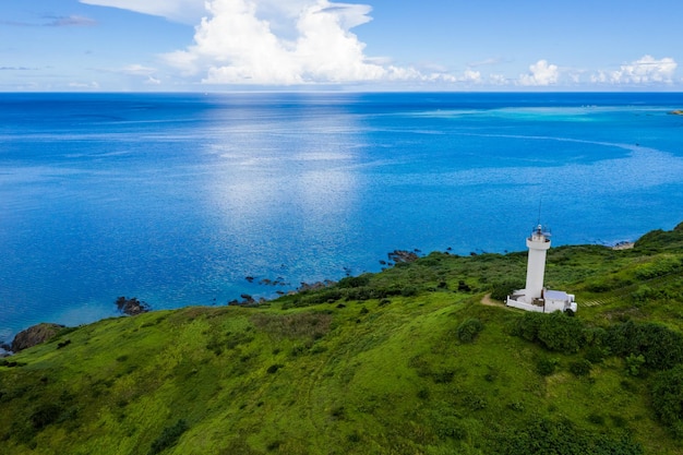 Draufsicht auf Kap Hirakubozaki auf der Insel Ishigaki mit Sonnenschein