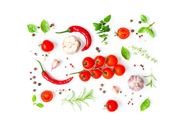 Draufsicht auf kirschtomaten und grüne kräuter mit gewürzen isoliert auf weiß. italienische küche, food art
