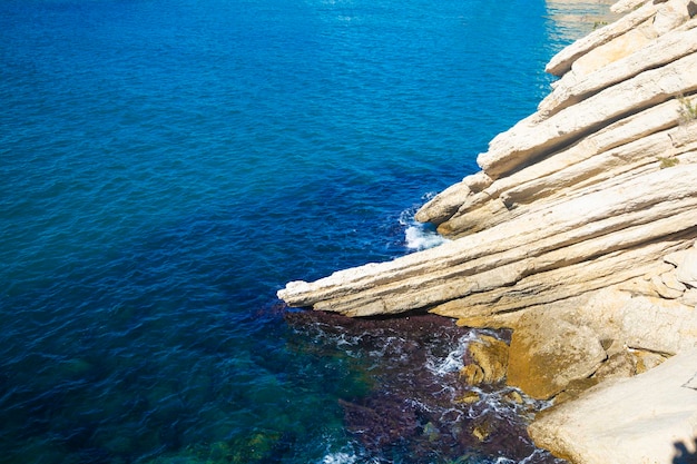 Draufsicht auf Klippenbuchten klares Meer Naturhintergrund