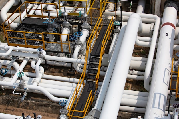 Draufsicht auf lange Stahlrohre in der Rohölfabrik während der Raffinerie Petrochemie-Industrie in der Gasbrennerei