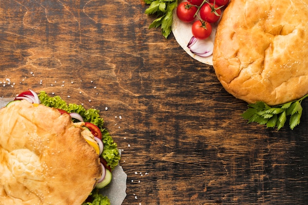 Foto draufsicht auf leckere kebabs mit kopierraum