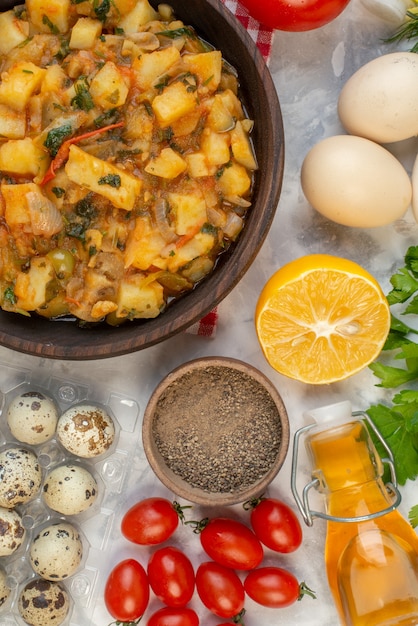 Draufsicht auf leckeres Essen mit Kartoffeln auf rotem, abgestreiftem Handtuch, gefallene Ölflasche Eier Pfeffer