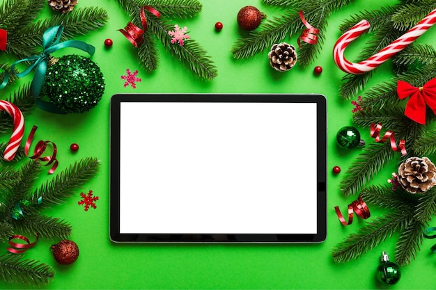 Draufsicht auf leere Tablette auf weihnachtlichem Hintergrund aus Neujahrsdekoration und festlichen Dekorationen Neujahrsfeiertagskonzept Mockup