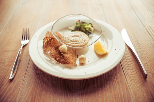 Draufsicht auf leichtes Gericht perfekt zum Mittagessen serviert.