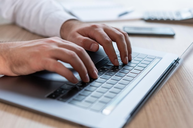 Draufsicht auf männliche Hände Büroleiter, der auf dem Laptop tippt Nahaufnahme der Hände auf der schwarzen Tastatur Mann im Büro Sekretärin, die mit Computer arbeitet, kein Gesicht Konzept der Arbeit