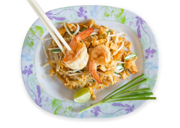 Draufsicht auf Meeresfrüchte-Pad Thai Goong Sod Thai-Nudeln Garnelen mit Essstäbchen mit selektiv gemischtem Gemüsefokus