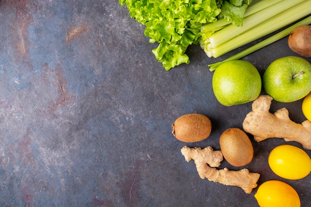 Draufsicht auf Obst- und Gemüsehintergrund: Zitrone, Kiwi, Sellerie und Ingwer. Draufsicht. Speicherplatz kopieren