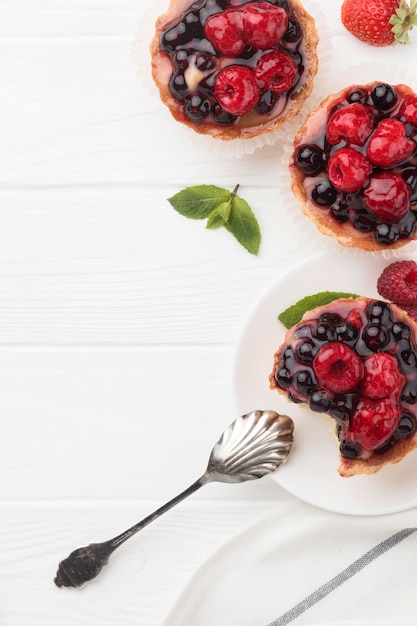 Draufsicht auf Obstkuchen mit Löffel