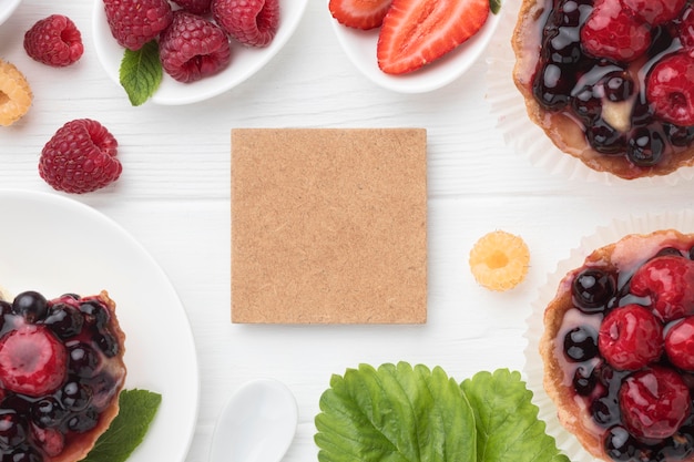 Draufsicht auf Obstkuchen mit Minze und Kopierraum