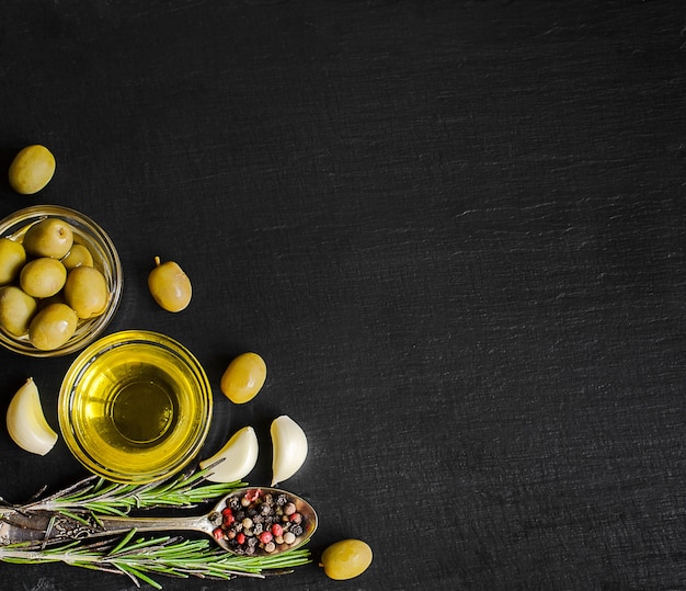 Draufsicht auf Olivenöl und Zutaten für einen gesunden vegetarischen Salat