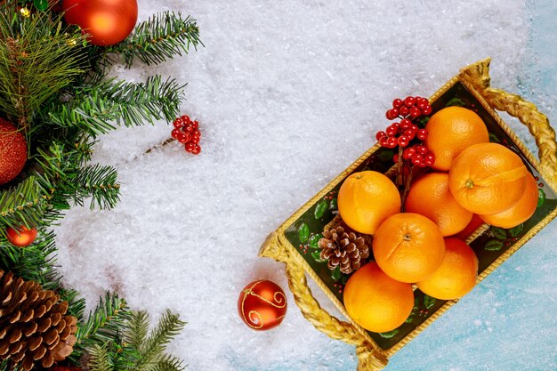 Draufsicht auf Orangen im Tablett mit roter Beere. Weihnachtsessen.