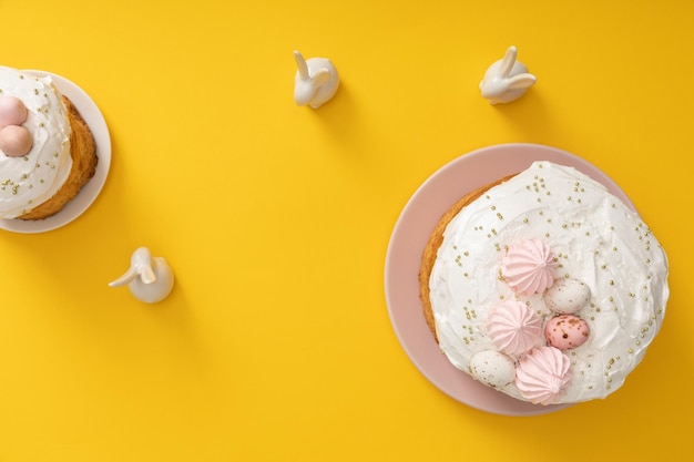 Draufsicht auf Osterkuchen mit dekorativen Häschen auf gelbem Hintergrund