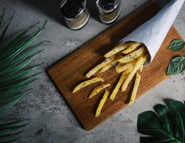 Draufsicht auf Pommes Frites auf Holzbrett