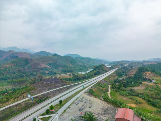 Draufsicht auf Reisfelder auf terrassenförmig angelegten Highways von Yen Bai Vietnam Reisfelder bereiten die Ernte im Nordwesten Vietnams vor