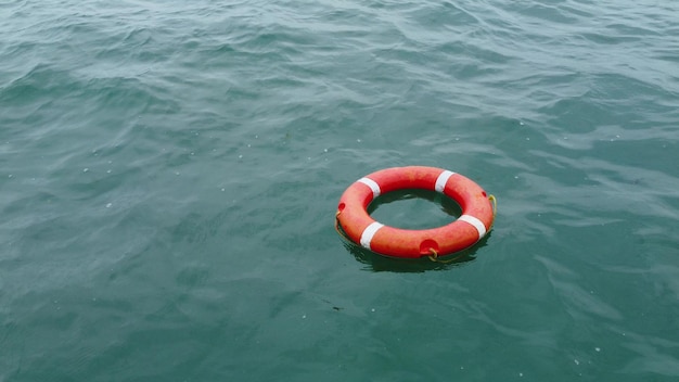 Draufsicht auf Rettungsring im Meer Rettungsring schwimmt in einem Meer