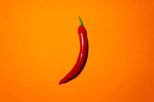Draufsicht auf rote Chili-Paprika auf der orangefarbenen Oberfläche