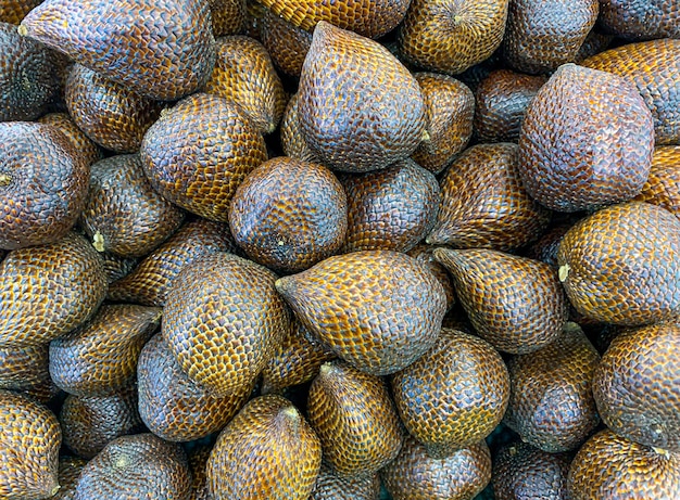 Draufsicht auf Salak Salacca edulis oder Salacca zalacca, bekannt als Schlangenfrucht oder Schlangenhautfrucht