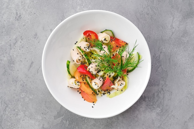 Draufsicht auf Salat mit Schinken, Käse, Tomate, Pfeffer, Gurke und Sesam