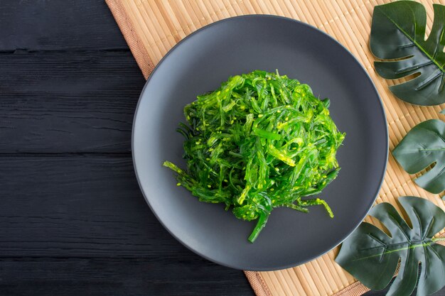 Draufsicht auf Salat mit Seetang und Sesam