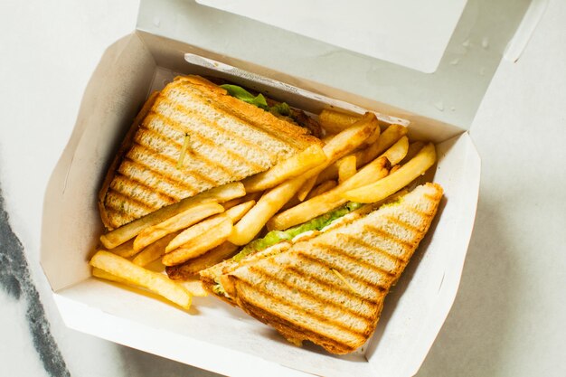 Draufsicht auf Sandwich mit Pommes Frites, Startversion