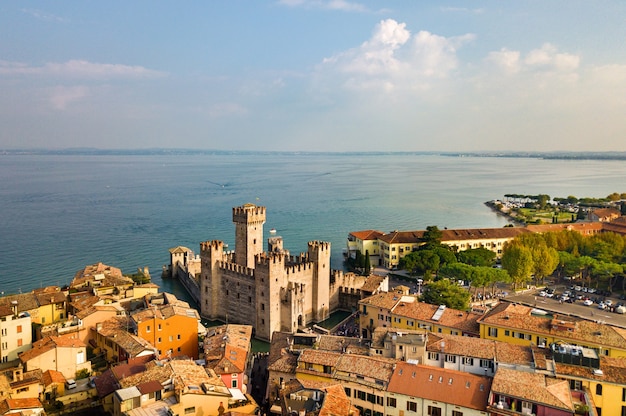 Draufsicht auf Scaligera Castle und Sirmione am GardaseeToskana