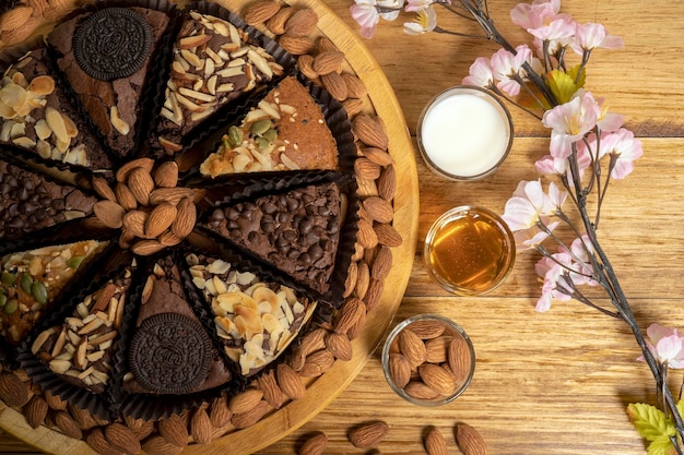 Draufsicht auf Schokoladen-Brownie-Kuchen mit verschiedenen Belägen