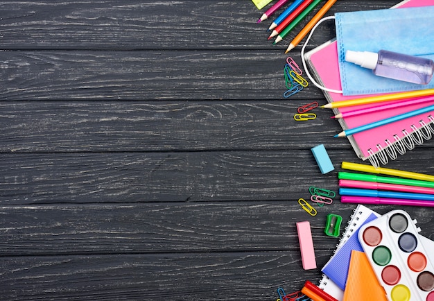 Foto draufsicht auf schulbriefpapier mit bunten stiften und kopierraum