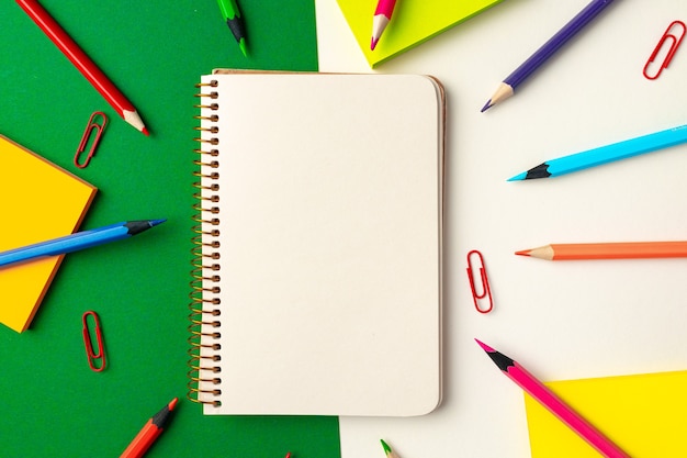 Draufsicht auf Schulmaterial, Bleistifte und Notizblock