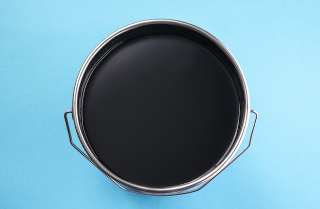 Draufsicht auf sjiny schwarze Farbe kann auf blauem Hintergrund mit Kopierraum