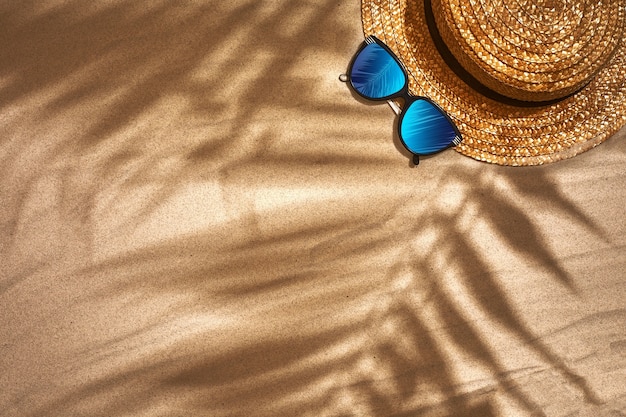 Draufsicht auf Sommeraccessoires am Sandstrand