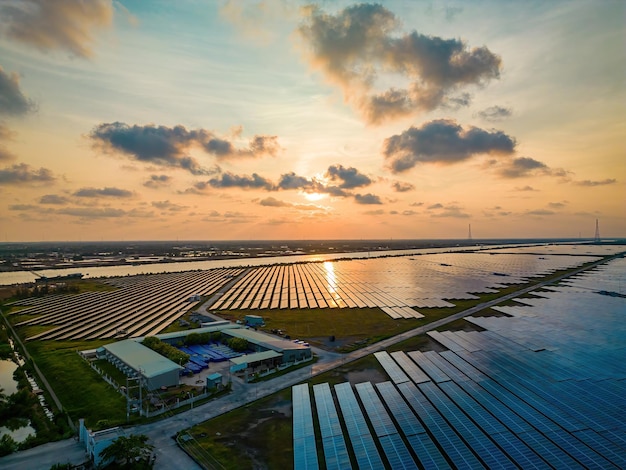 Draufsicht auf Sonnenkollektoren auf dem Bauernhof Alternative Stromquelle Sonnenkollektoren absorbieren Sonnenlicht als Energiequelle zur Stromerzeugung und schaffen so ein nachhaltiges Energie-Öko-Konzept