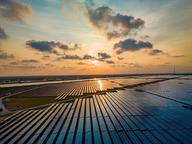 Draufsicht auf Sonnenkollektoren auf dem Bauernhof Alternative Stromquelle Sonnenkollektoren absorbieren Sonnenlicht als Energiequelle zur Stromerzeugung und schaffen so ein nachhaltiges Energie-Öko-Konzept